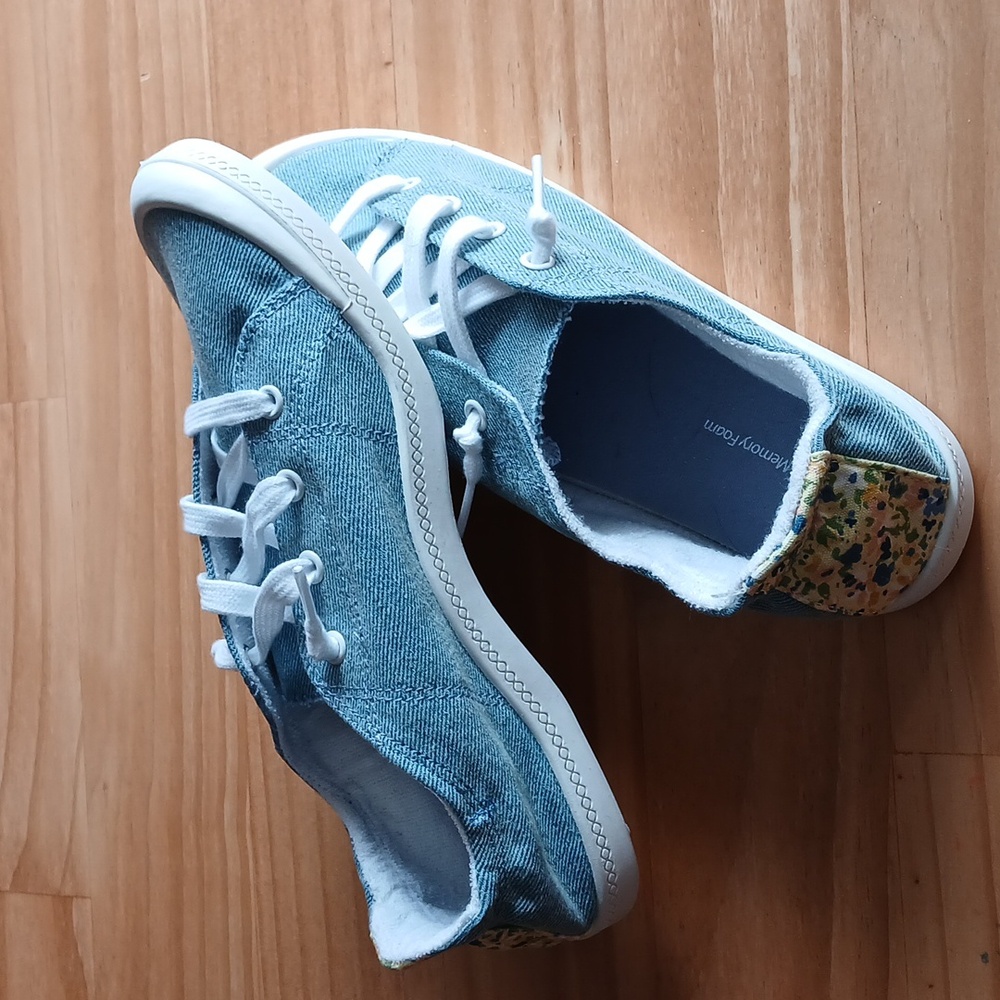 Tennis shoes